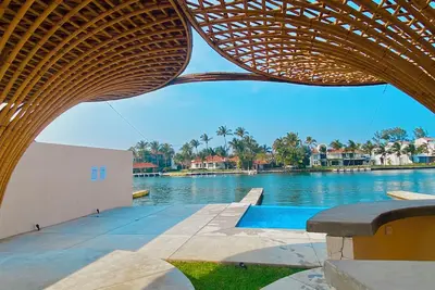 Image de Incredible apartment for 8 with pool, pier and beach!