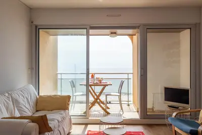 Image de Appartement 'Vue Mer By Madame Est Servie' avec vue sur mer et balcon