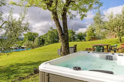 Petite maison \"Nel Verde Con Jacuzzi\" avec piscine et jardin partagés