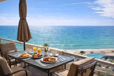 Image de Beachfront Condo on Sandy Beach, Stunning Sunset Views