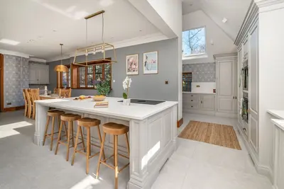 Image de Luxury Period 7 Bed Mansion near Warner Bros