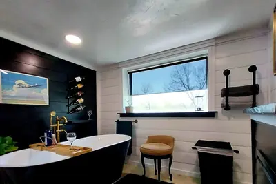 Image de Off-grid Shipping Container Metal Home Hybrid Getaway on the river! Sleeps 8!