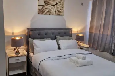 Image de Spacious 3-Bed Home -Private Garden & free Parking