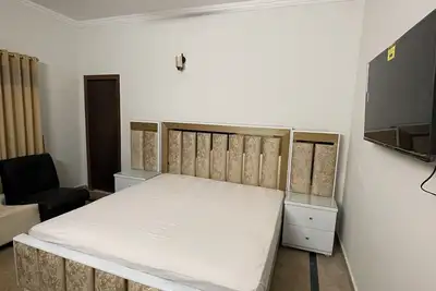 Image de 9 Bed Rooms House Featuring stunning mountain view with lush green lawn.