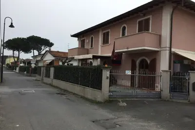 Image de Semi detached villa on two floors for 4 persons, terrace for meals outside and private parking. In a