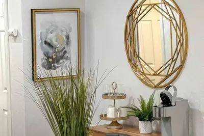 Image de King Sized with Modern Design-Walk to Downtown!
