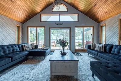 Image de Lakefront Cottage with Cozy Cabin Appeal