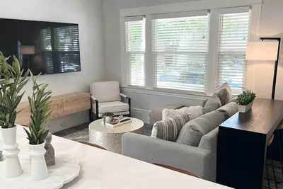 Image de Luxe Victorian 2br/2ba Downtown w/Serene Backyard