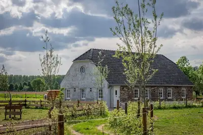 Image de Maison familiale stable entourée de beauté