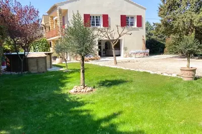 Image de Maison Spacieuse et Lumineuse avec Grand Jardin et Piscine - Capacité 8 Pers