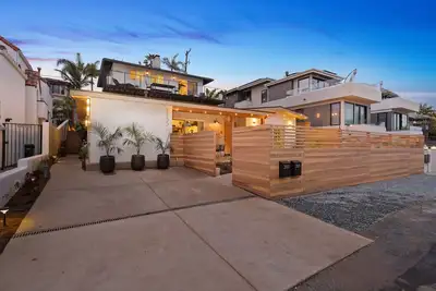 Image de *New* Micro Retreat | Hot Tub | Fire Pits | Ocean View in Cardiff Village