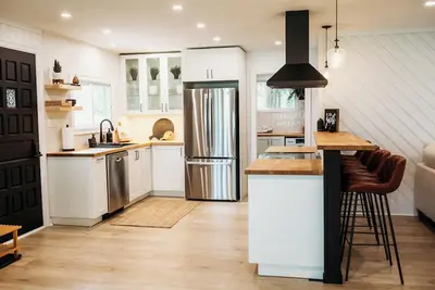 Image de Beautiful, modern, cottage with hot tub and more
