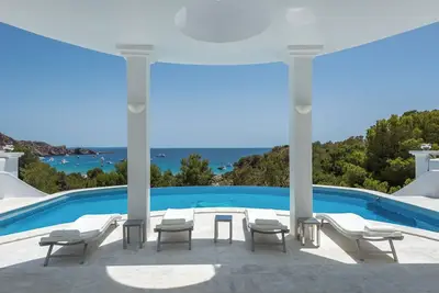 Image de Villa Rica Beach: Your Dream Haven steps away from Cala Jondal Bay