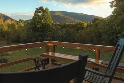 Image de Mtn Views • Firepit • 5 Min to Hiking + Brewery