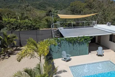 Image de Florabella Resort, your poolside vacation home, walking distance to the beach!