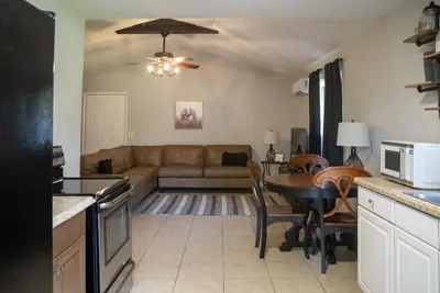 Image de Charming 1-bedroom apartment on private farm with pond- boarding available