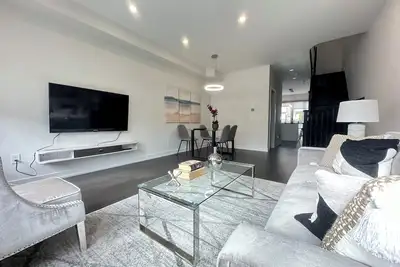 Image de Renovated Modern 4br/4ba Townhome w/ Garage Parking – Sleeps 6+