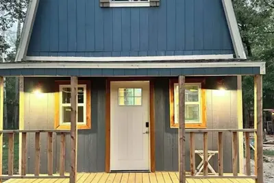 Image de TheWestStay 2. 0 Cozy cabin with WiFi and Ac in Zavalla\n4 miles to the boat ramp