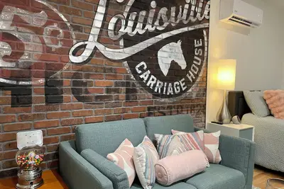 Image de New Custom & Creative Louisville Carriage House: expansive deck, wifi, walkable