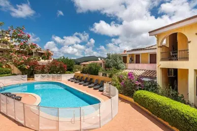 Image de Cozy vacation home with garden and condominium pool near the center.