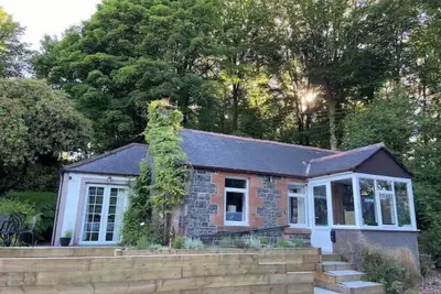 Image de Idyllic 1860 country cottage, wood-burning stove, acre of gardens. Pets adored!