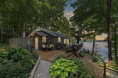 Image de 3 Br Lakefront Beach Retreat; Hot Tub, Fire Pits! Pet-friendly!