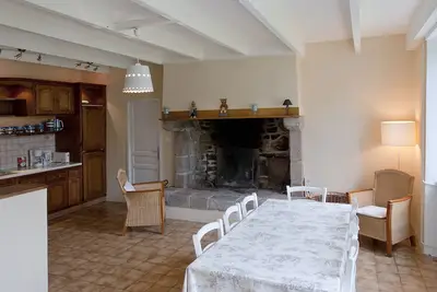 Image de maison de campagne individuelle, avec jardin clos, cours de tennis, mer à 5kms