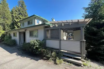 Image de Sunshine Coast water view family home, steps to beach, 5 minute drive to Gibsons