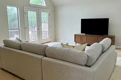 Image de Spacious 5 Bedroom near Lake Austin & Travis with Pool, Hot Tub, Putt Putt