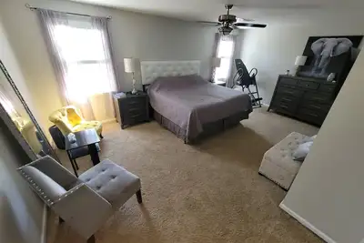 Image de Spacious 5-bedroom house sleeps 11 in Martinez with WiFi, fitness room, pool, spa