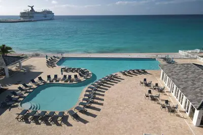 Image de \"Serenity\" at the Infiniti Pool - Oceanview 2/2 at Resorts World Bimini Bay