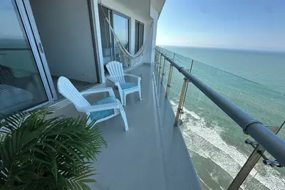 Image de Charming 2-bedroom apartment in front of the Beach with WiFi, Ac, Pool, Jacuzzi