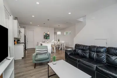 Image de 4Bed Uptown Gem – Spacious & Stylish!