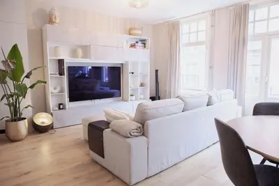 Image de Modern 2br City Condo • Design-Driven & Central