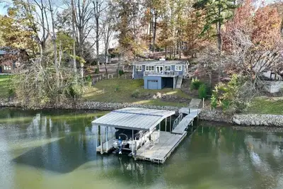 Image de Charming 1-bedroom waterfront cottage with boat dock on Lake Norman