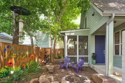 Image de Garden casita. Central Atx. King bed. Full bath. Private entrance. 5 miles downtown.