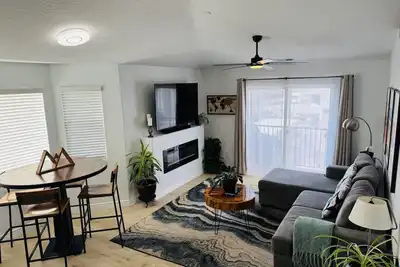 Image de 3-bedroom top-floor condo near Wasatch Mountain trails with clubhouse amenities