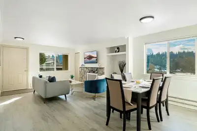 Image de Easy Commute 4 beds Condo Steps from Scenic Trails