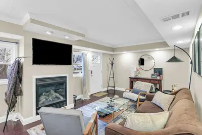 Image de The Charming Home: 3-bedroom house, blocks to downtown Champaign, with WiFi, Ac