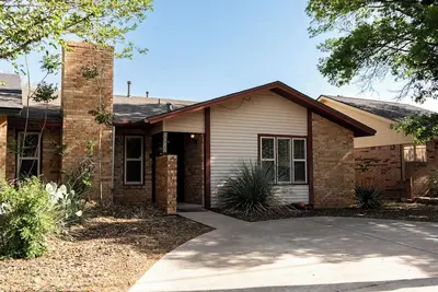 Image de Charming 3-Bed Furnished Home w/ Backyard, Washer/Dryer & Formal Dining