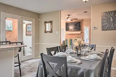 Image de Centrally Located 3br/2ba Townhome, Cozy Fireplace, Smart TVs & Wi-fi Retreat!