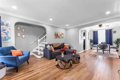 Image de Brooklyn Townhome|9 Miles to Downtown|Sleeps 5