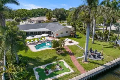 Image de Waterfront Heated Pool Home + PuttPutt + Games, Sleeps 18