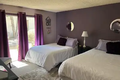 Image de Cozy, Fantastic Location. , 2-bedroom Aptm right in middle of everything Welcome! !