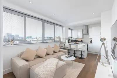 Image de 10 minutes from Brighton Pier! | Luxury 2-Bed Hove | Suite Escape