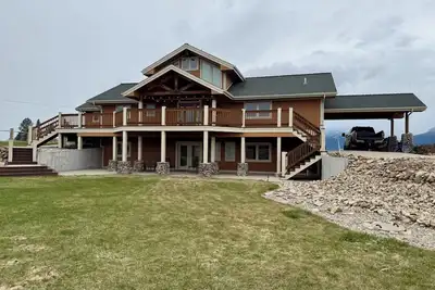 Image de Luxurious Walkout Basement, 2 Suites, Kitchen & Scenic Views in Stevensville Mt
