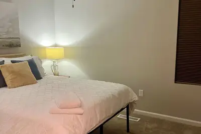 Image de New! Charming 2-bedroom townhome in convenient location