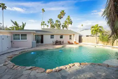 Image de Charming 3-bedroom 2 bathroom luxury Pool house- 5 min walk to the beach!