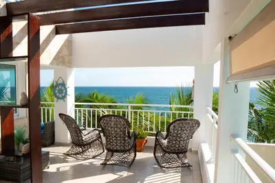 Spectacular ocean view, watch the sunrise and sunset from the beautiful balcony