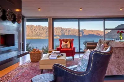 Image de 11 Aspen Grove - Luxury Lake View Villa